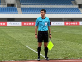 边裁小旗子,足球边裁旗语怎么示意,小旗子不同动作含义,边裁如何通过旗子与主裁沟通