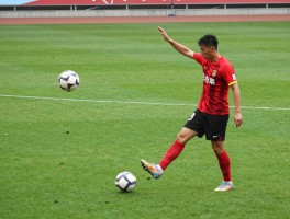 被点球射脸怎么办,如何避免点球击中面部,点球击中面部如何处理