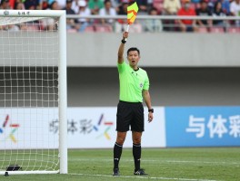 进球边裁旗丨边裁举旗示意进球有效,进球后边裁旗语怎么看,边裁举旗后主裁如何判定