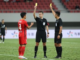 边裁握手黄牌,比赛中为何要与边裁握手,拒绝握手如何处罚,边裁握手争议案例