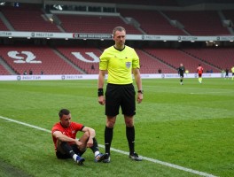 足总杯边裁受伤应急处理方案：裁判如何替补,比赛是否中断,后续怎样调整