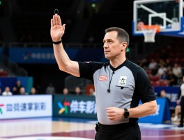 篮球赛裁判手势完全图解，如何快速掌握判罚信号，比赛中如何正确理解裁判意图