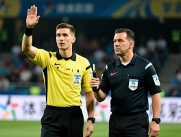 边裁越位手势讲解,越位判罚标准是什么,边裁如何与主裁配合