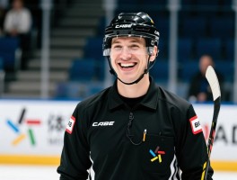 边裁诡异的笑容,裁判表情管理为何重要,笑容如何影响判罚公正性