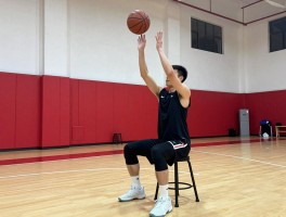 凳子投篮球,投篮训练如何借凳纠正发力,坐姿投篮怎样固定手型,凳子辅助训练效果如何验证