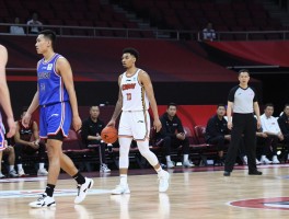 走不篮球,走步规则如何准确判断,中枢脚如何确定,常见走步违例场景有哪些