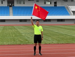 边裁竖直举旗含义详解，哪种情况会斜上举旗，主裁不采纳怎么办，旗语如何系统训练