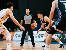 进攻有利原则篮球,裁判如何把握判罚时机,如何平衡犯规与比赛流畅性