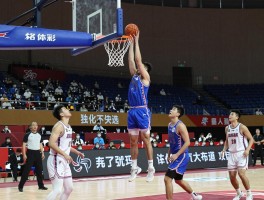 篮球占位,如何卡位抢篮板不犯规,中锋进攻占位技巧有哪些,防守占位规则怎么判断