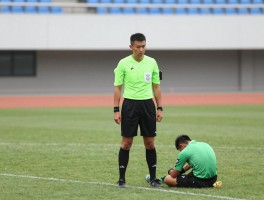 足球边裁伤了怎么办,如何现场急救,裁判替补规则是什么,怎样预防运动损伤