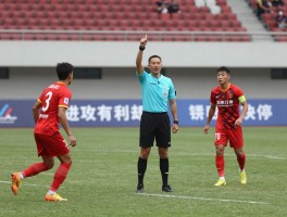 进攻有利却被吹停,裁判如何正确判断,VAR何时介入,球员该如何应对？