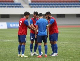 进攻有利攻方犯规怎么判,预期有利未形成怎么办,VAR介入如何影响,纪律处罚还追加吗