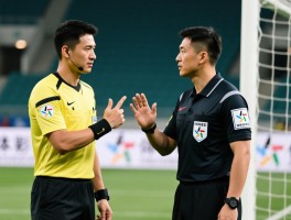 边裁交流,足球边裁如何与主裁沟通？仲裁边裁怎样参与合议,边裁交流手势有哪些