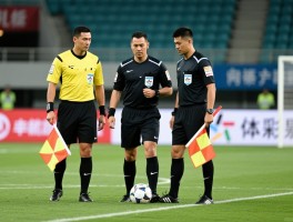 足球边裁位置,边裁和主裁判如何分工协作,边裁旗语解读及跑位技巧