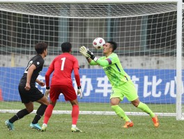 被点球射脸,点球击中面部如何急救,足球运动面部防护,守门员安全训练