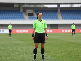足球美女边裁,如何闯入男子赛场,面临哪些挑战,未来出路在哪？