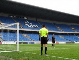 足球进攻有利进球吗，进攻有利原则什么时候适用，裁判如何判断进攻有利