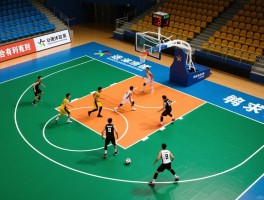 进攻有利区规则是什么，篮球合理冲撞区如何判定，足球有利条款怎么应用