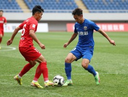 足球进攻有利可以假摔吗,假摔怎么判罚,什么情况算假摔,如何正确利用进攻有利