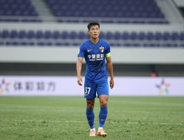 球员王晓龙，他如何从中超双冠王到退役转型，技术特点有何独到之处，生涯数据如何回顾