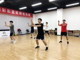 篮球健身操怎么练,在家如何用篮球锻炼,篮球操有什么好处