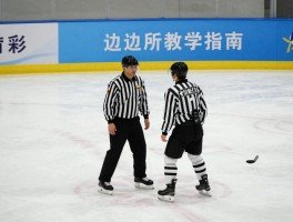 冰球边裁教学指南，如何判断越位,手势怎么规范,与主裁如何配合
