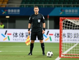 边裁在哪里,边裁职责是什么,边裁如何站位,边裁判罚越位吗