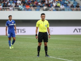 边裁碰到球丨边裁碰到球怎么判罚,比赛是否继续,规则如何规定