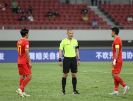 国足进攻有利被吹,裁判不吹怎么办,VAR能否介入,规则如何解读