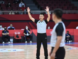 篮球出界手势丨裁判如何判罚球权,正确手势怎么做,学习时常见错误有哪些