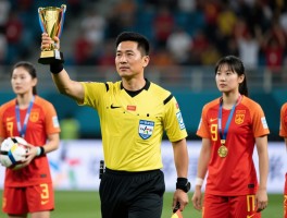 中国女足夺冠边裁是谁,边裁个人资料背景如何,裁判组如何构成