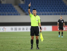 足球边裁动作，旗语怎么示意？越位判罚如何举旗，如何与主裁配合