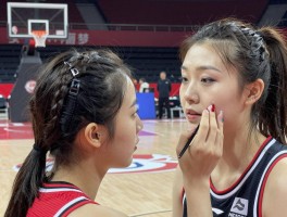 篮球明星化妆打球,化妆是否影响比赛表现,女性运动员为何带妆上场,如何看李梦美甲争议