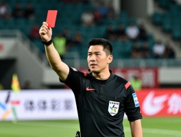 边裁说给红牌合理吗,边裁什么情况下会举荐红牌,如何看待边裁提示主裁判出牌