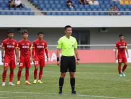 足球的进攻有利原则，裁判如何把握判罚尺度，球队如何执行战术部署？