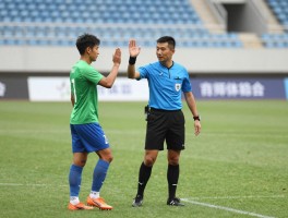 边裁摆手不要传球,摆手是什么意思,球员该如何应对,裁判沟通机制如何建立