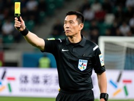 进攻有利吹哨的是谁呀,裁判如何判断,手势什么样,经典案例解析