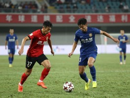 足球如何进攻有利,进攻战术原则,边路中路进攻选择,快速反击技巧