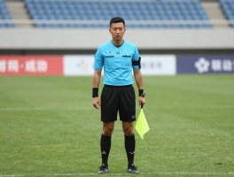 边裁流程，足球边裁如何判断越位，边裁旗语如何准确表达判罚意图