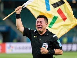 边裁哭着举旗丨裁判情绪失控怎么办,压力大如何调整,边裁如何保持专业