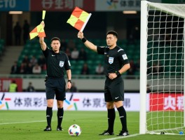 边裁吹越位,如何判断是否越位,边裁举旗后主裁为何不吹,越位判罚常见误区