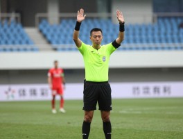 足球裁判手势有利进攻,裁判如何掌握有利原则,进攻有利手势怎么做