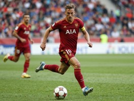 左脚球员丨为何左脚将更稀缺,足球史十大左脚巨星是谁,现代战术为何重视左脚将