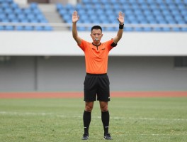 对进攻有利裁判手势，进攻有利手势怎么示意，裁判如何判断进攻有利，有利原则适用情况