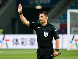 镜头回放边裁如何改变判罚,视频回放怎样辅助边裁,边裁误判后如何纠正