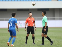 传球给边裁算犯规吗,边裁职责包括接球吗,比赛中球碰裁判如何处理