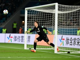 门将越位是什么意思啊,守门员算防守球员吗,越位判罚包含门将吗