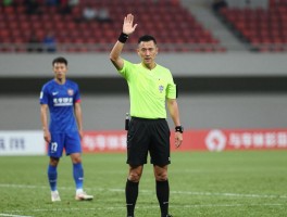 足球进攻有利的手势,裁判手势解读,进攻有利适用时机,球员非言语沟通