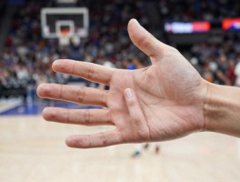 NBA球员的手,究竟有多大,对打球帮助大吗,手小怎么练球感