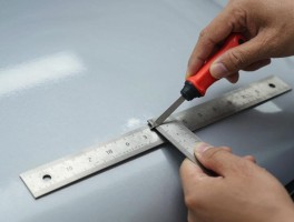 钢尺裁膜修边，汽车贴膜怎么裁切更精准，膜边缘毛糙怎么处理，裁膜手法有哪些讲究